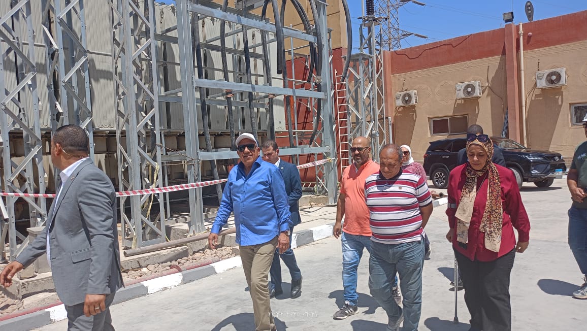 وزير الكهرباء يتفقد محطة محولات الهضبة 2 وادارة شبكات العبور 